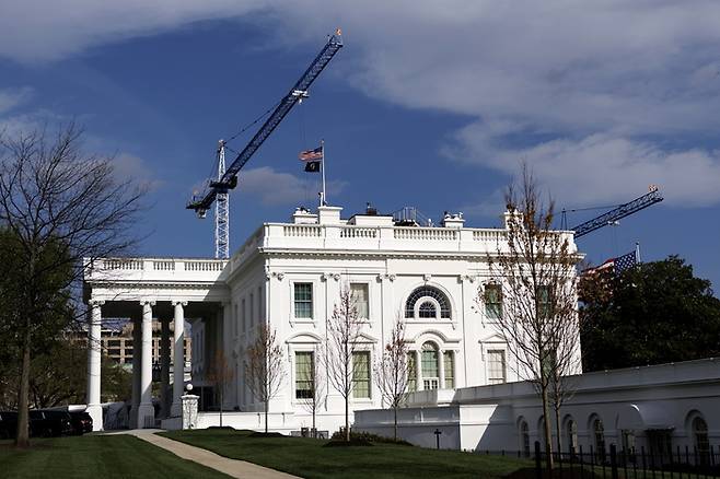 3월 31일(현지시간) 미국 워싱턴 DC 백악관 뒤편에 공사 중인 크레인이 보인다. EPA연합뉴스