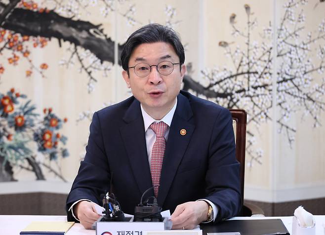 이억원 금융위원장이 1일 서울 종로구 정부서울청사에서 열린 거시재정 금융간담회에서 발언하고 있다. [연합뉴스]