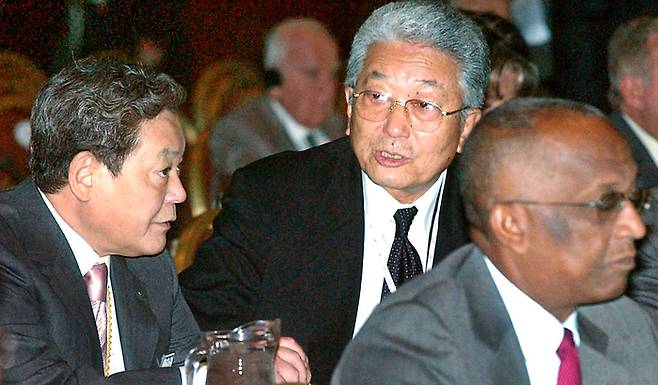 북한 장웅 전 IOC 위원이 지난달 29일 사망했다. 사진은 지난 2003년 7월 체코 프라하에서 열린 IOC 총회에서 이건희 IOC 위원(왼쪽)과 이야기를 나누는 장웅 위원. 연합뉴스