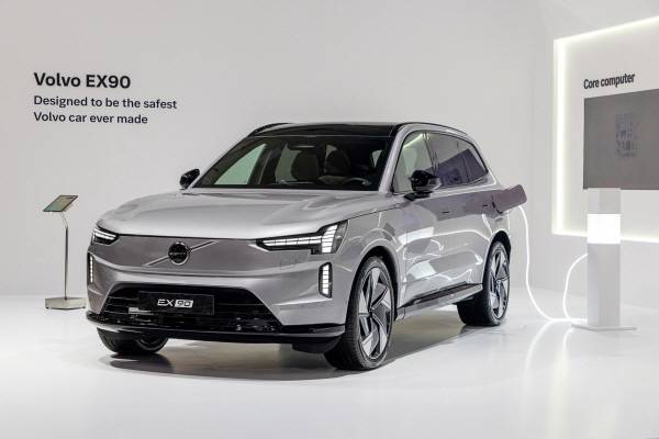 볼보 플래그십 전기 SUV ‘EX90’ 충전 모습 [사진 제공=볼보코리아]