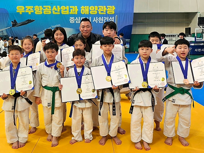 경기도 하남시 안철웅 유도관은 2026년 1월 대한유도회가 개최한 제3회 사천우주항공컵 생활체육전국유도대회 개인전에서 금메달 8개와 동메달 8개를 획득했다. 대회에 참가한 모든 유도관을 통틀어 최다 우승이다. 사진@cheolwoong_an