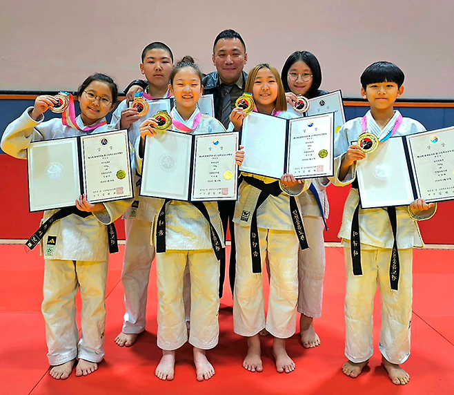 경기도 하남시 안철웅 유도관은 2026년 3월 한국초중고등학교유도연맹이 개최한 제54회 춘계 전국 초중고등학교 유도연맹전에서 금메달 3 동메달 3을 획득하여 생활체육뿐 아니라 엘리트체육에서도 통하는 실력을 입증했다. 사진@cheolwoong_an