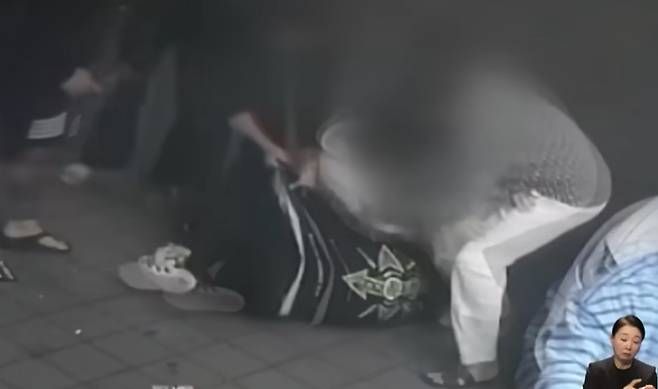 고(故) 김창민 영화감독을 폭행해 숨지게 한 20대 남성들의 구속영장이 기각된 가운데 당시의 집단폭행 현장이 담긴 영상이 공개됐다. 당시 김 감독은 아들과 함께 식당을 방문한 상태였다. /사진=JTBC