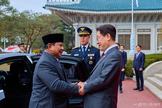 (서울=뉴스1) 이재명 기자 = 이재명 대통령이 1일 청와대에서 국빈 방한한 프라보워 수비안토 인도네시아 대통령을 영접하고 있다. (청와대 제공. 재판매 및 DB 금지) 2026.4.1/뉴스1 Copyright (C) 뉴스1. All rights reserved. 무단 전재 및 재배포, AI학습 이용 금지. /사진=(서울=뉴스1) 이재명 기자