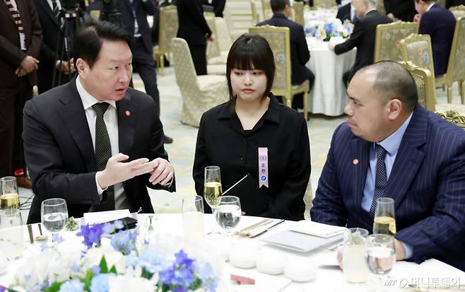 (서울=뉴스1) 이재명 기자 = 최태원 SK그룹 회장이 1일 청와대 영빈관에서 열린 프라보워 수비안토 인도네시아 대통령 국빈 방한 환영 오찬에서 판두 파트리아 샤흐리르 다난타라 최고투자책임자(CIO)와 대화하고 있다. (청와대통신사진기자단) 2026.4.1/뉴스1 Copyright (C) 뉴스1. All rights reserved. 무단 전재 및 재배포, AI학습 이용 금지. /사진=(서울=뉴스1) 이재명 기자