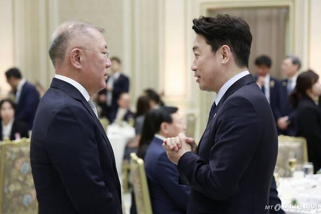 (서울=뉴스1) 이재명 기자 = 강훈식 대통령비서실장과 정의선 현대자동차그룹 회장이 1일 청와대 영빈관에서 열린 프라보워 수비안토 인도네시아 대통령 국빈 방한 환영 오찬에서 대화하고 있다. (청와대통신사진기자단) 2026.4.1/뉴스1 Copyright (C) 뉴스1. All rights reserved. 무단 전재 및 재배포, AI학습 이용 금지. /사진=(서울=뉴스1) 이재명 기자