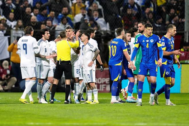 국제축구연맹(FIFA) 월드컵 4회 우승을 기록했던 이탈리아가 3연속 본선 진출에 실패했다. 사진은 지난달 31일(현지시각) 보스니아 헤르체고비나 제니카 빌리노 폴리예 스타디온에서 열린 보스니아 헤르체고비나와 2026 북중미 월드컵 유럽축구연맹(UEFA) 플레이오프 패스 A 결승전에서 이탈리아 팀(왼쪽)이 심판에 항의 중인 모습. /로이터=뉴스1