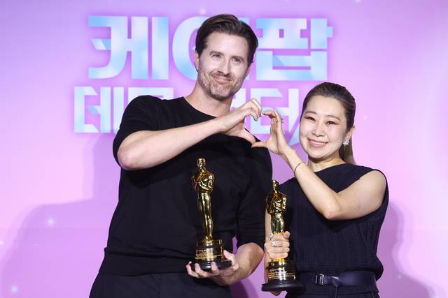 매기 강(오른쪽)과 크리스 애플한스 감독이 1일 오후 서울 용산구 CGV용산아이파크몰에서 열린 넷플릭스 영화 ‘케이팝 데몬 헌터스’ 아카데미 수상 기념 기자간담회에서 포즈를 취하고 있다. 연합뉴스