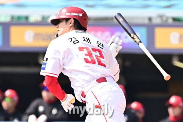 17일 인천 SSG랜더스필드에서 열린 '2026 신한 SOL BANK KBO리그' SSG 랜더스와 삼성 라이온즈 시범경기. SSG 김재환이 1회말 1사에 안타를 치고 있다./마이데일리