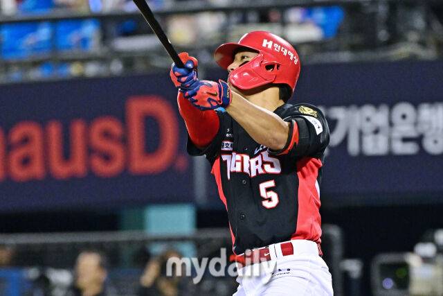 31일 서울 잠실야구장에서 열린 '2026 신한 SOL BANK KBO리그' LG 트윈스와 KIA 타이거즈 경기. KIA 김도영이 2회초 2사 2루에 투런포를 치고 있다./잠실=한혁승 기자 hanfoto@mydaily.co.kr