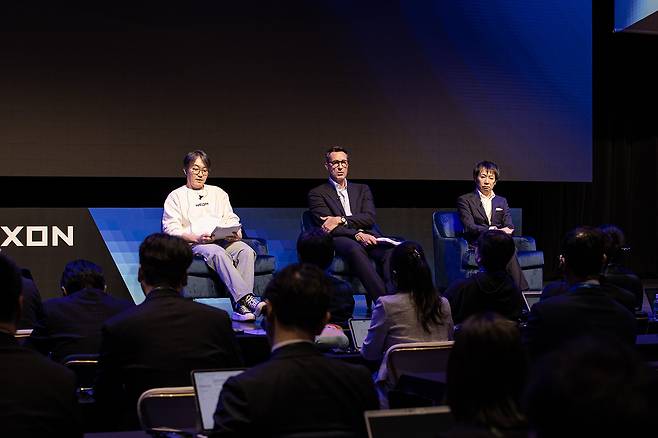 이정헌(왼쪽부터) 넥슨 일본법인 대표, 패트릭 쇠더룬드 넥슨 회장, 우에무라 시로 넥슨 최고재무책임자(CFO)가 31일(현지시간) 일본 도쿄 시부야구 스트림홀에서 열린 ‘자본시장브리핑(CMB) 2026’에서 참석해 질의를 받고 있는 모습 [넥슨 제공]