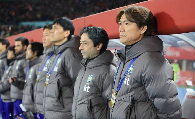 4월 1일 오스트리아 빈 에른스트 하펠 스타디움에서 열린 한국 축구 국가대표팀과 오스트리아의 평가전에서 홍명보 감독이 벤치에서 경기 시작을 기다리고 있다. [연합]