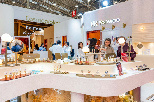 ‘코스모프로프 볼로냐 2026’에 참석한 바이어들이 한국콜마의 자회사 연우 부스 앞에서 부스를 둘러보고 있다. [한국콜마]