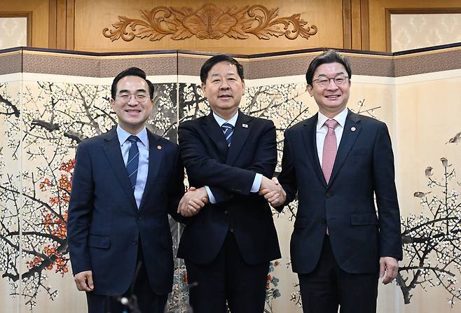 구윤철 경제부총리 겸 재정경제부 장관(가운데)이 1일 오전 서울 종로구 정부서울청사에서 박홍근 기획예산처 장관, 이억원 금융위원장과 ‘거시재정금융간담회’를 열고 기념사진을 촬영하고 있다. [기획예산처 제공]