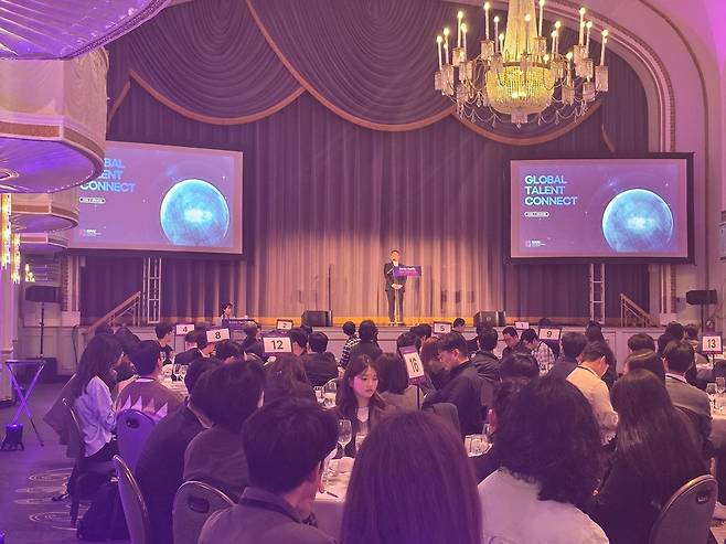 21일 미국 보스턴에서 열린 2026 해외 인재 유치 로드쇼 현장에서 참석자들이 발표를 듣고 있다.[한국과학창의재단 제공]