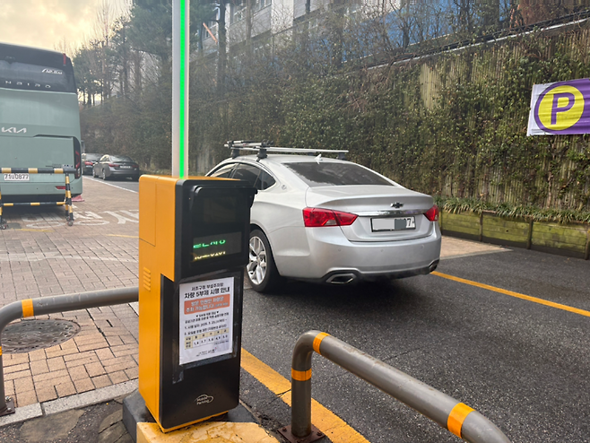 31일 오전 서초구청 부설주자창에 화요일 차량5부제 대상 차량이 들어오는 모습. 정주원 기자