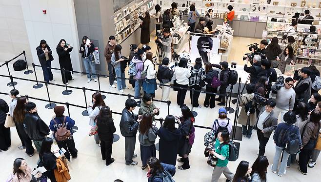 20일 서울 용산구 국립중앙박물관 상품전시관에서 팬들이 국립박물관문화재단과 하이브가 그룹 방탄소년단(BTS)의 정규 5집 ‘아리랑’(ARIRANG) 컴백을 기념해 출시한 협업상품을 구입하기 위해 줄을 서고 있다. [연합]