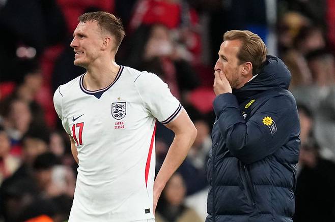 [런던=AP/뉴시스] 잉글랜드 축구대표팀의 댄 번(왼쪽), 해리 케인. 2026.03.31.