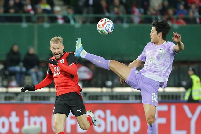 [빈=AP/뉴시스] 설영우가 지난달 31일(현지 시간) 오스트리아 빈의 에른스트 하펠 스타디움에서 열린 오스트리아와 평가전 중 공을 다투고 있다. 한국이 0-1로 패해 북중미 월드컵 이전 A매치 2연전에서 2패를 기록했다. 2026.04.01.