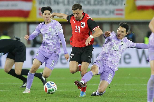 [빈=AP/뉴시스] 홍석현(왼쪽)과 양현준(오른쪽)이 지난달 31일(현지 시간) 오스트리아 빈의 에른스트 하펠 스타디움에서 열린 오스트리아와 평가전 중 공을 다투고 있다. 한국이 0-1로 패해 북중미 월드컵 이전 A매치 2연전에서 2패를 기록했다. 2026.04.01.