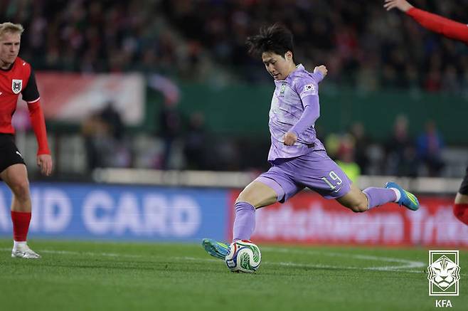 [서울=뉴시스] 31일(현지 시간) 오스트리아 빈 에른스트 하펠 스타디움에서 열린 한국 축구 국가대표팀과 오스트리아의 평가전에서 이강인이 슛을 시도하고 있다. 한국은 이날 경기에서 0-1로 패했다. (사진=대한축구협회 제공) 2026.04.01. photo@newsis.com *재판매 및 DB 금지