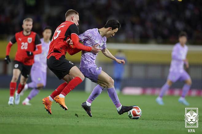 [서울=뉴시스] 31일(현지 시간) 오스트리아 빈 에른스트 하펠 스타디움에서 열린 한국 축구 국가대표팀과 오스트리아의 평가전에서 이재성이 볼다툼을 하고 있다. 한국은 이날 경기에서 0-1로 패했다. (사진=대한축구협회 제공) 2026.04.01. photo@newsis.com *재판매 및 DB 금지
