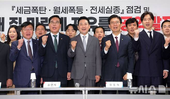 [서울=뉴시스] 홍효식 기자 = 국민의힘 장동혁 대표와 송언석 원내대표가 1일 오전 서울 마포구 마포자이더센트리지 아파트 단지 내 회의실에서 열린 '세금폭탄·월세폭등·전세실종' 점검 및 '내 집 마련의 자유를' 공약 발표에서 지역 주민, 부동산 관계들과 함께 기념촬영하고 있다. 2026.04.01. yesphoto@newsis.com