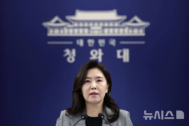[서울=뉴시스] 최동준 기자 = 강유정 대변인이 22일 청와대에서 캄보디아 스캠 조직 피의자 송환 관련 브리핑을 하고 있다. 2026.01.22. photocdj@newsis.com