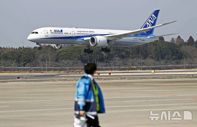 [나리타=AP/뉴시스]일본 수도 도쿄와 가까운 나리타 공항의 새로운 활주로 사용이 당초 계획보다 1년 이상 연기될 전망이다. 토지 확보 협상이 난항을 겪으면서 '강제 수용' 절차까지 검토하고 있는 것으로 전해졌다. 사진은 2021년 2월 21일 일본 나리타 국제공항에 전일본공수(ANA) 항공기가 도착해 활주로에 착륙을 시도하고 있는 모습. 2026.04.01.