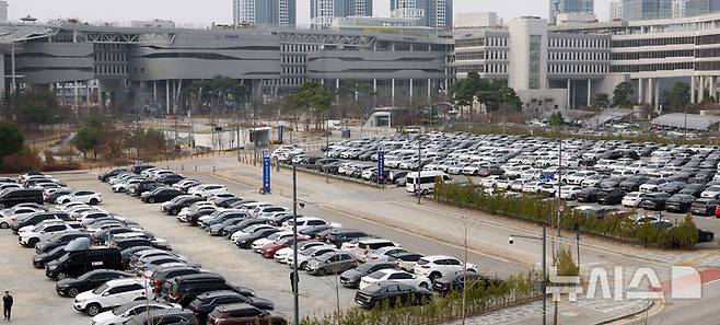 [세종=뉴시스] 강종민 기자 = 공공부문에 대한 승용차 5부제(요일제)가 시행된 25일 세종시 어진동 정부세종청사 앞 옥외·임시 주차장이 차량들로 가득차 있다.  옥외·임시 주차장 출입구에는 요일제 안내 입간판이나 출입통제 시설이 없다. 2026.03.25. ppkjm@newsis.com