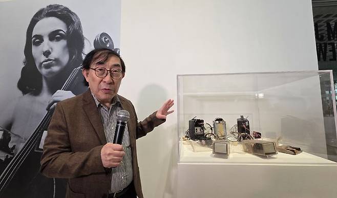 [사진=박현주 미술전문기자] 하쿠다 켄이 백남준의 1969년 작 'TV브라'를 소개하고 있다. 퍼포먼스 이후 켄이 가지고 있던 작품으로 한국에서 최초 공개다. *재판매 및 DB 금지