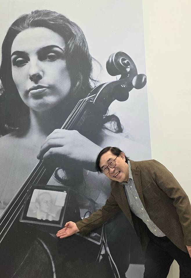 [사진=박현주 미술전문기자]1일 백남준 조카인 하쿠타 백 켄이 첼리스트 샬롯무어만에 'TV브라' 착용을 도왔다는 에피소드를 전하며 환하게 웃고 있다. 2026.04.01. hyun@newsis.com *재판매 및 DB 금지