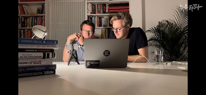 ▶ 파나마 로펌 모섹 폰세카의 2.6테라 규모 내부 자료를 ‘존 도’로부터 제보받은 바스티안 오버마이어(좌)와 프레데릭 오버마이어 기자