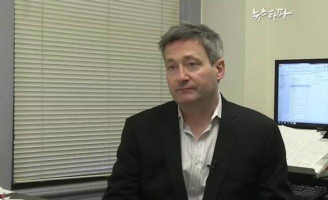 ▶ 2013년 ‘오프쇼어 리크스(Offshore Leaks)’ 프로젝트 당시 미국 워싱턴 DC ICIJ 사무실에서 뉴스타파 취재진과 인터뷰하는 제라드 라일 ICIJ 대표