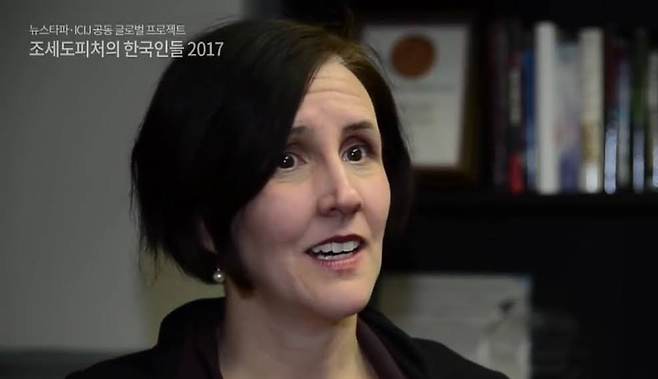 ▶ 미국 워싱턴 DC에 있는 ICIJ 사무실에서 뉴스타파 취재진과 인터뷰하는 마리나 워커 게바라 퓰치처센터 대표(파나마 페이퍼스 당시 ICIJ 대표)