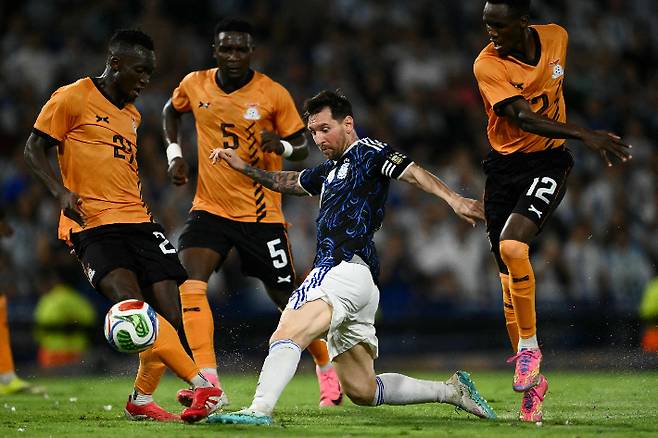 잠비아 선수 3명의 압박을 받은 리오넬 메시. 연합뉴스