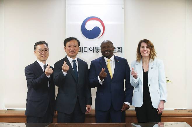 김종철 방송미디어통신위원회 위원장(왼쪽에서 두번째)이 1일 정부과천청사에서 윌슨 화이트(Wilson White) 구글 글로벌 공공정책 총괄 부사장(오른쪽에서 두번째), 카라 베일리(Kara Bailey) 안드로이드 생태계 전략 담당 부사장(오른쪽에서 첫번째)과 면담후 기념촬영을 하고 있다. 방송미디어통신위원회 제공