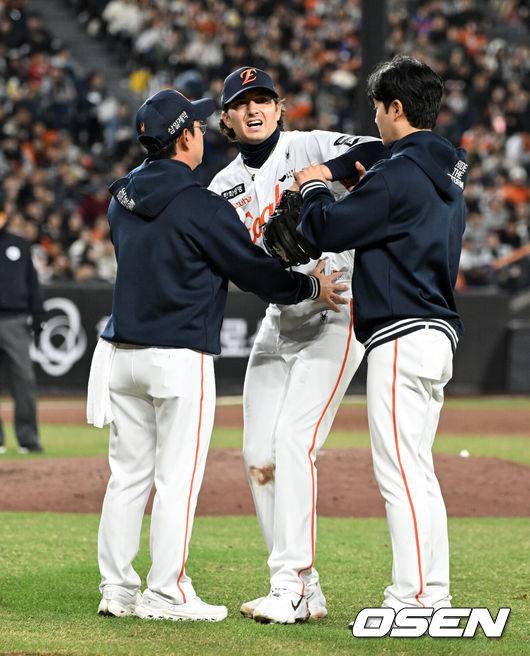 [OSEN=대전, 이대선 기자] 31일 대전 한화생명볼파크에서 2026 신한 SOL KBO리그 한화 이글스와 KT 위즈의 경기가 열렸다.이날 한화는 오웬 화이트, KT는 케일럽 보쉴리를 선발로 내세웠다.3회초 무사 1,2루에서 한화 화이트가 수비 과정에서 부상을 당하며 교체되고 있다. 2026.03.31 /sunday@osen.co.kr