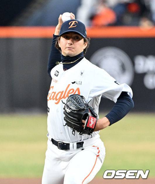 [OSEN=대전, 이대선 기자] 31일 대전 한화생명볼파크에서 2026 신한 SOL KBO리그 한화 이글스와 KT 위즈의 경기가 열렸다.이날 한화는 오웬 화이트, KT는 케일럽 보쉴리를 선발로 내세웠다.1회초 무사에서 한화 선발투수 화이트가 역투하고 있다. 2026.03.31 /sunday@osen.co.kr