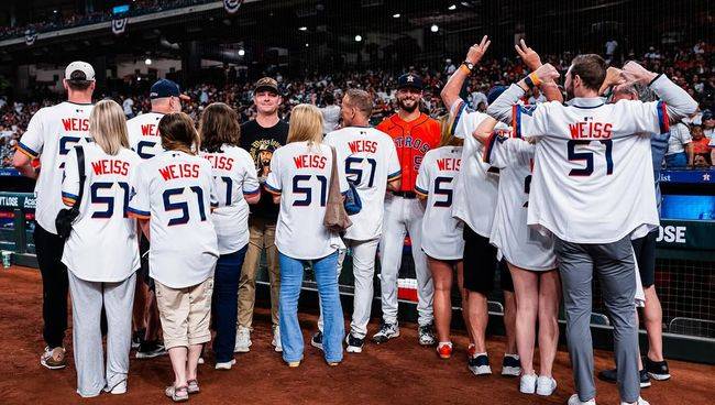 휴스턴 라이언 와이스가 메이저리그 데뷔전을 치른 뒤 가족, 친구들과 기념 사진을 찍고 있다. /라이언 와이스 SNS