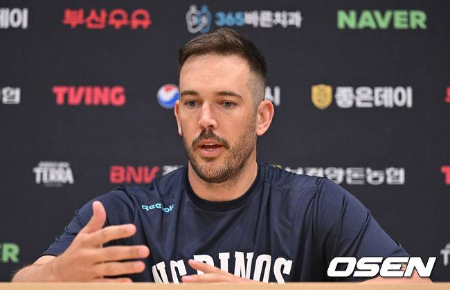 [OSEN=창원, 이석우 기자] 29일 창원NC파크에서 2026 신한 SOL KBO 리그 NC 다이노스와 두산 베어스의 경기가 열린다. 홈팀 NC는 테일러가, 방문팀 두산은 곽빈이 선발 출전한다. NC 다이노스 드류 버하겐이 인터뷰를 하고 있다. 2026.03.29 / foto0307@osen.co.kr