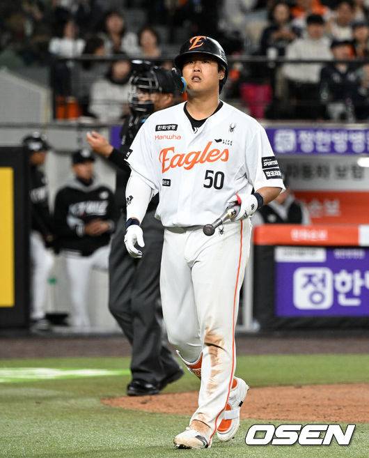 [OSEN=대전, 이대선 기자] 31일 대전 한화생명볼파크에서 2026 신한 SOL KBO리그 한화 이글스와 KT 위즈의 경기가 열렸다.이날 한화는 오웬 화이트, KT는 케일럽 보쉴리를 선발로 내세웠다.6회말 무사에서 한화 강백호가 스트라이크 낫아웃으로 물러나고 있다. 2026.03.31 /sunday@osen.co.kr