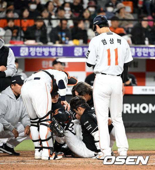 헤드샷 퇴장 명령에도 그라운드 떠나지 못하는 엄상백