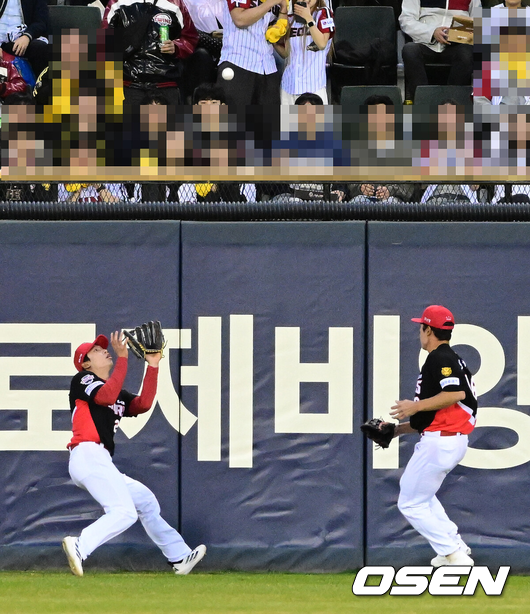 [OSEN=잠실, 지형준 기자] 31일 서울 잠실야구장에서 2026 신한 SOL KBO리그 LG 트윈스와 KIA 타이거즈즈의 경기가 열렸다.이날 LG는 톨허스트, KIA는 아담 올러를 선발로 내세웠다.1회말 2사에서 KIA 김호령이 LG 오스틴의 중견수 플라이 타구를 처리하고 있다. 2026.03.31 / jpnews@osen.co.kr