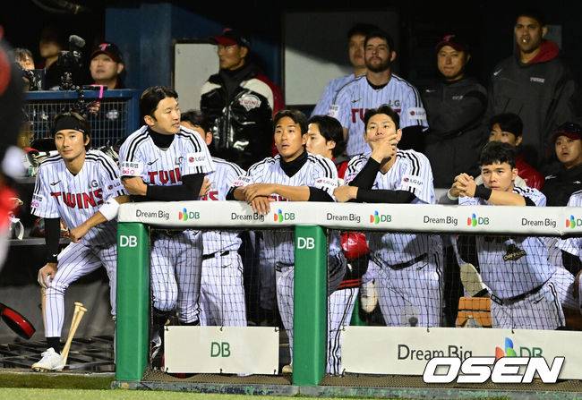 [OSEN=잠실, 지형준 기자] 프로야구 KIA 타이거즈가 개막 2연패에서 탈출했다. 그러나 LG 트윈스는 8년 만에 개막 3연패를 당했다.&nbsp;KIA는 31일 서울 잠실구장에서 열린 2026 KBO리그&nbsp;LG와 시즌 첫 맞대결에서 7-2로 승리했다. 김도영이 투런 홈런 포함 4타수 3안타 1볼넷 3타점으로 활약했다. 카스트로는 2루타 2방을 때리며 2타점을 기록했다.&nbsp;선발투수 올러는 6이닝 동안 단 3안타만 맞고 1볼넷 3탈삼진 무실점으로 승리 투수가 됐다. 9회말 LG 선수들이 경기를 지켜보고 있다. 2026.03.31&nbsp;/ jpnews@osen.co.kr