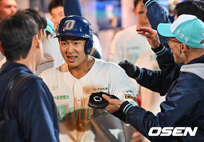 [OSEN=창원, 이석우 기자] 31일 창원NC파크에서 2026 신한 SOL KBO 리그 NC 다이노스와 롯데 자이언츠의 경기가 열렸다. 홈팀 NC는 토다가, 방문팀 롯데는 박세웅이 선발 출전했다. NC 다이노스 김휘집이 3회말 2사 2루 김형준의 좌익수 앞 1타점 안타때 득점을 올리고 하이파이브를 하고 있다. 2026.03.31 / foto0307@osen.co.kr