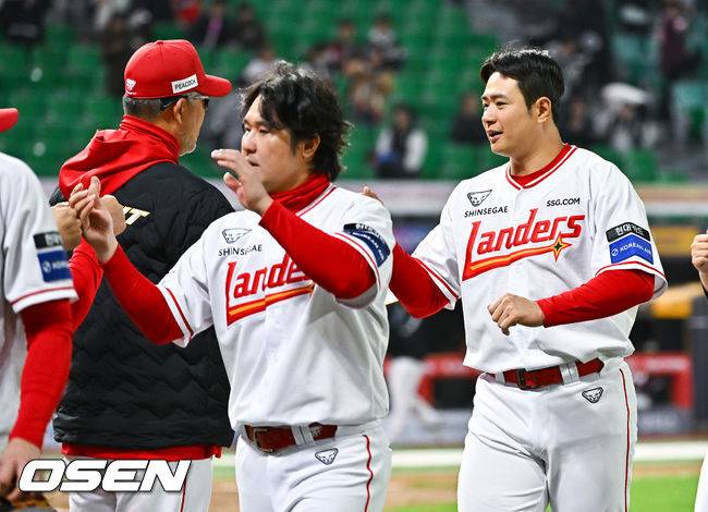 이숭용 감독과 김재환. / OSEN DB