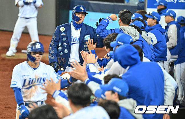 [OSEN=대구, 이석우 기자] 1일 대구삼성라이온즈파크에서 2026 신한 SOL KBO 리그 삼성 라이온즈와 두산 베어스의 경기가 열렸다. 홈팀 삼성은 양창섭이, 방문팀 두산은 최승용이 선발 출전했다. 삼성 라이온즈 구자욱이 6회말 1사 2루 우월 2점 홈런을 치고 하이파이브를 하고 있다. 2026.04.01 / foto0307@osen.co.kr