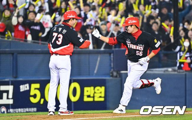 [OSEN=잠실, 박준형 기자] 1일 서울 잠실야구장에서 2026 신한 SOL KBO리그 LG 트윈스와 KIA 타이거즈의 경기가 열렸다. 이날 LG는 송승기를, KIA는 양현종을 선발로 내세웠다.5회초 KIA 선두타자 오선우가 솔로홈런을 날리고 베이스를 돌고 있다.  2026.04.01 / soul1014@osen.co.kr