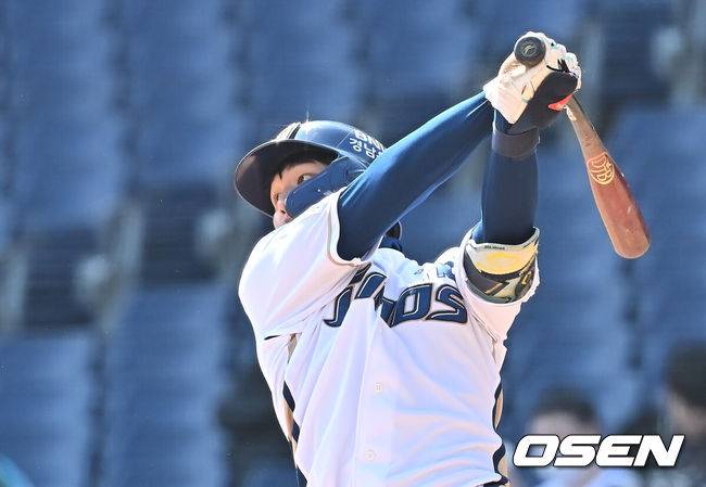 [OSEN=창원, 이석우 기자] 19일 창원NC파크에서 2026 신한 SOL KBO 리그 시범경기 NC 다이노스와 삼성 라이온즈의 경기가 열렸다. 홈팀 NC는 토다가, 방문팀 삼성은 이승현이 선발 출전했다. NC 다이노스 신재인이 5회말 2사 중견수 앞 안타를 치고  있다. 2026.03.19 / foto0307@osen.co.kr